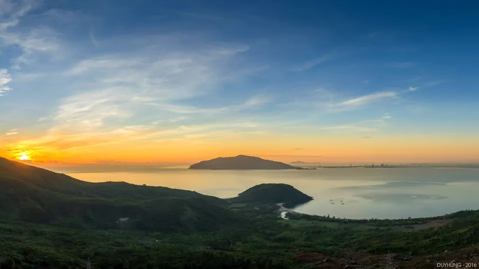 Mặt trời nhả nắng sớm ở vịnh biển Lăng Cô
