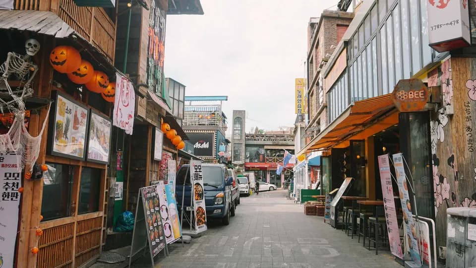 ITAEWON, KHU PHỐ CỦA NHỮNG CÁI TÔI CHẤT LỪ (P.1)