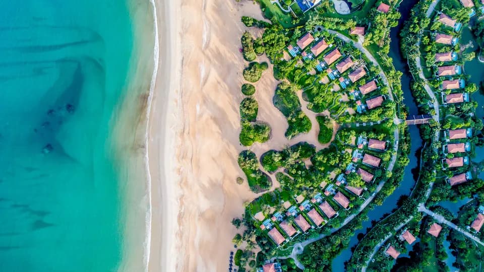 Banyan Tree Lăng Cô nổi bật với nét đẹp văn hóa và vẻ đẹp tự nhiên của miền Trung Việt Nam.