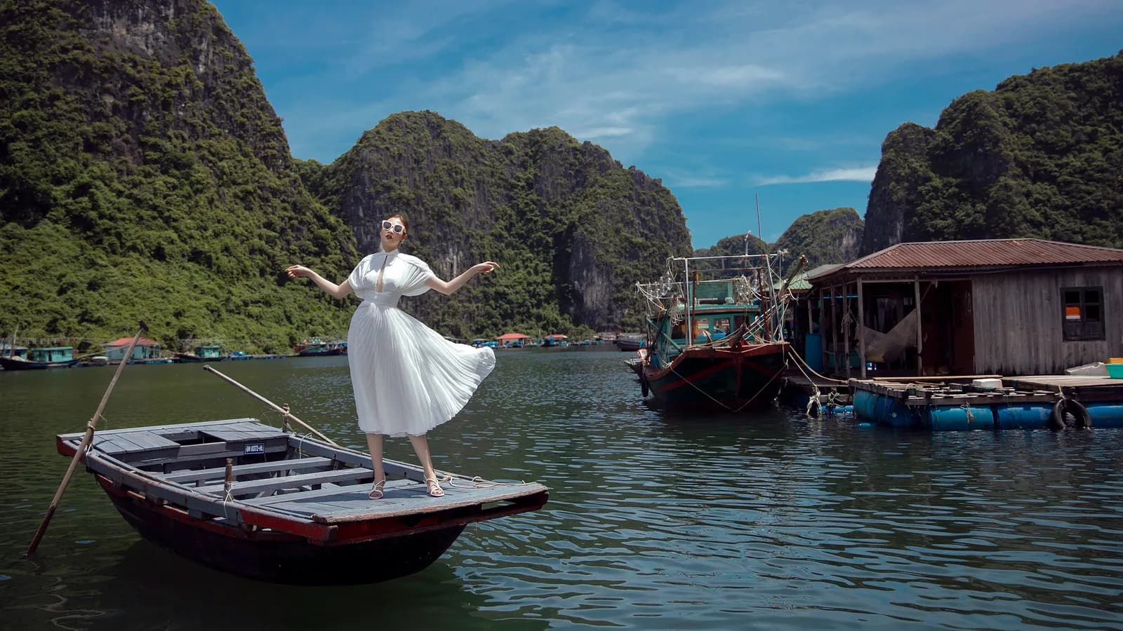 Á hậu Tú Anh tạo dáng giữa biển trời Hạ Long
