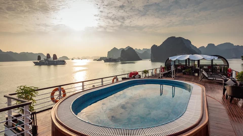 Orchid Premium Cruises - Tận hưởng vẻ đẹp thiên đường hạ giới trên du thuyền 5 sao