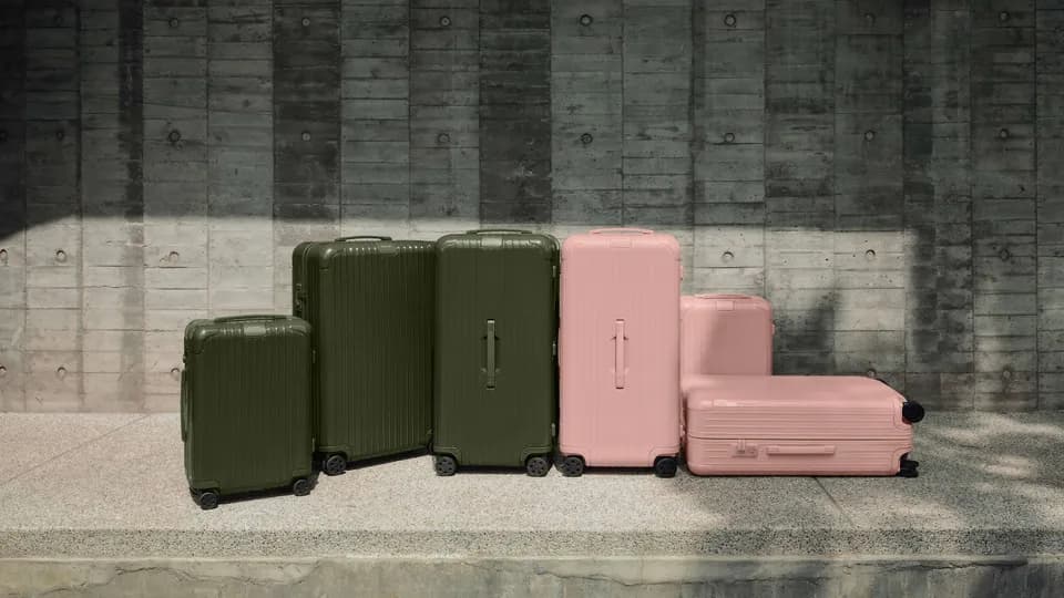 RIMOWA ra mắt bộ hình ảnh ''SURREAL'' cho BST ESSENTIAL với hai màu mới DESERT ROSE & CACTUS