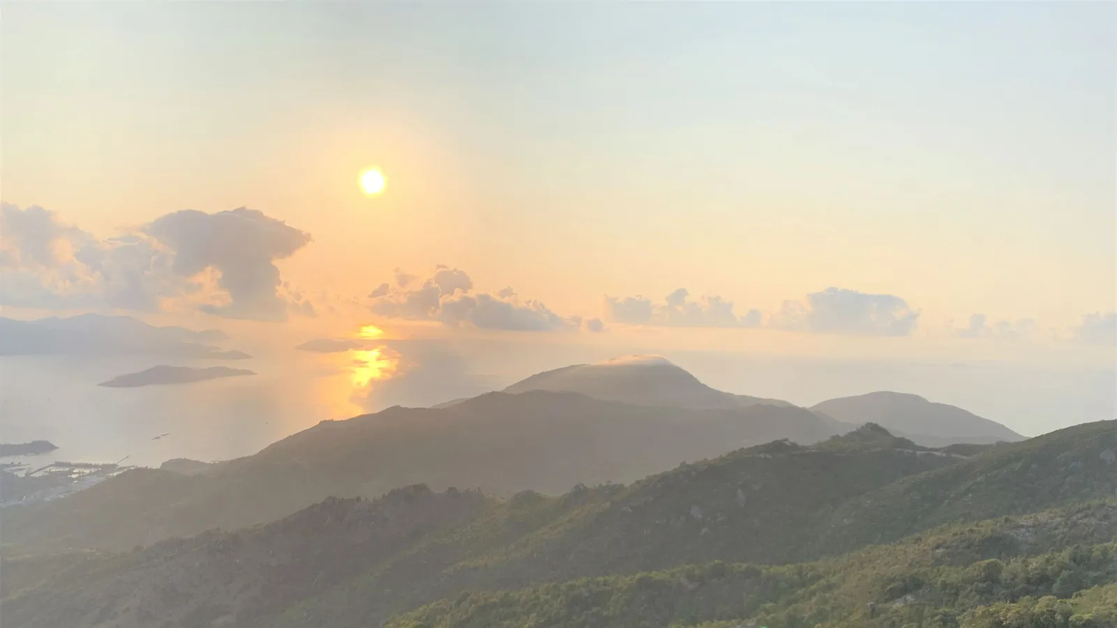 Năm Tân Sửu leo ''trâu vàng'' Hoàng Ngưu Sơn ngắm vịnh Nha Trang xinh đẹp