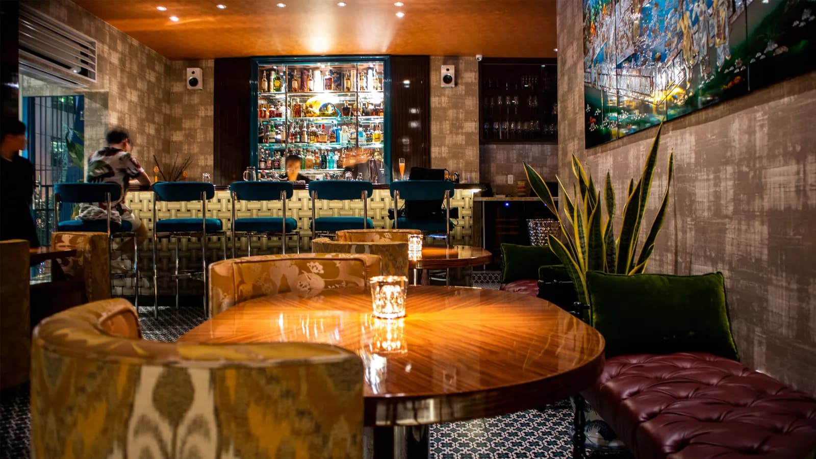 BLU on Six - màu xanh thời đại Art Deco