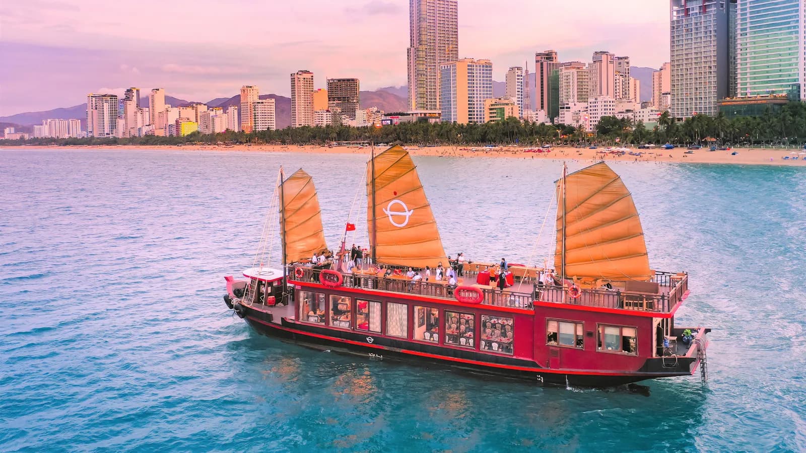 Ngất ngây hải trình ngắm vịnh Nha Trang từ du thuyền 5 sao
