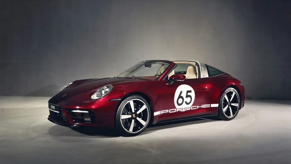 Phiên bản giới hạn 911 Targa 4S Heritage Design lăn bánh tại Việt Nam