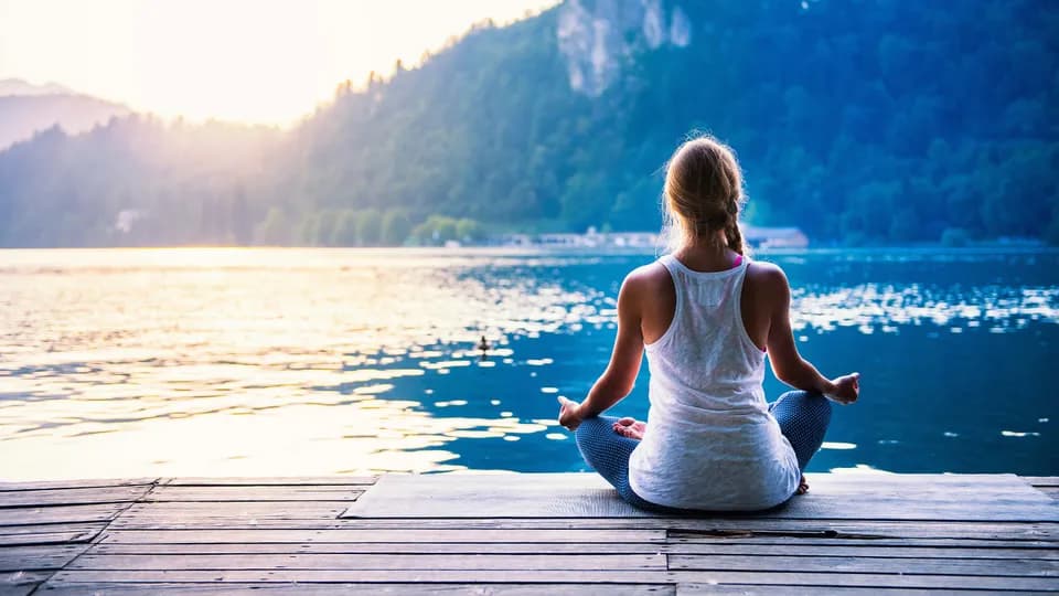 Khởi động năm mới an nhiên, tích cực với yoga và thiền chánh niệm 