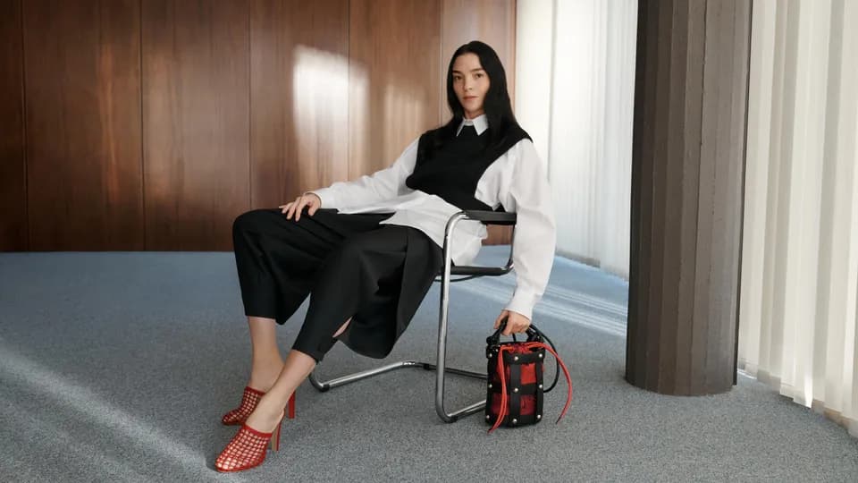 Ferragamo Cage Bag: Chiếc túi biểu tượng mới cho Xuân Hè 2022