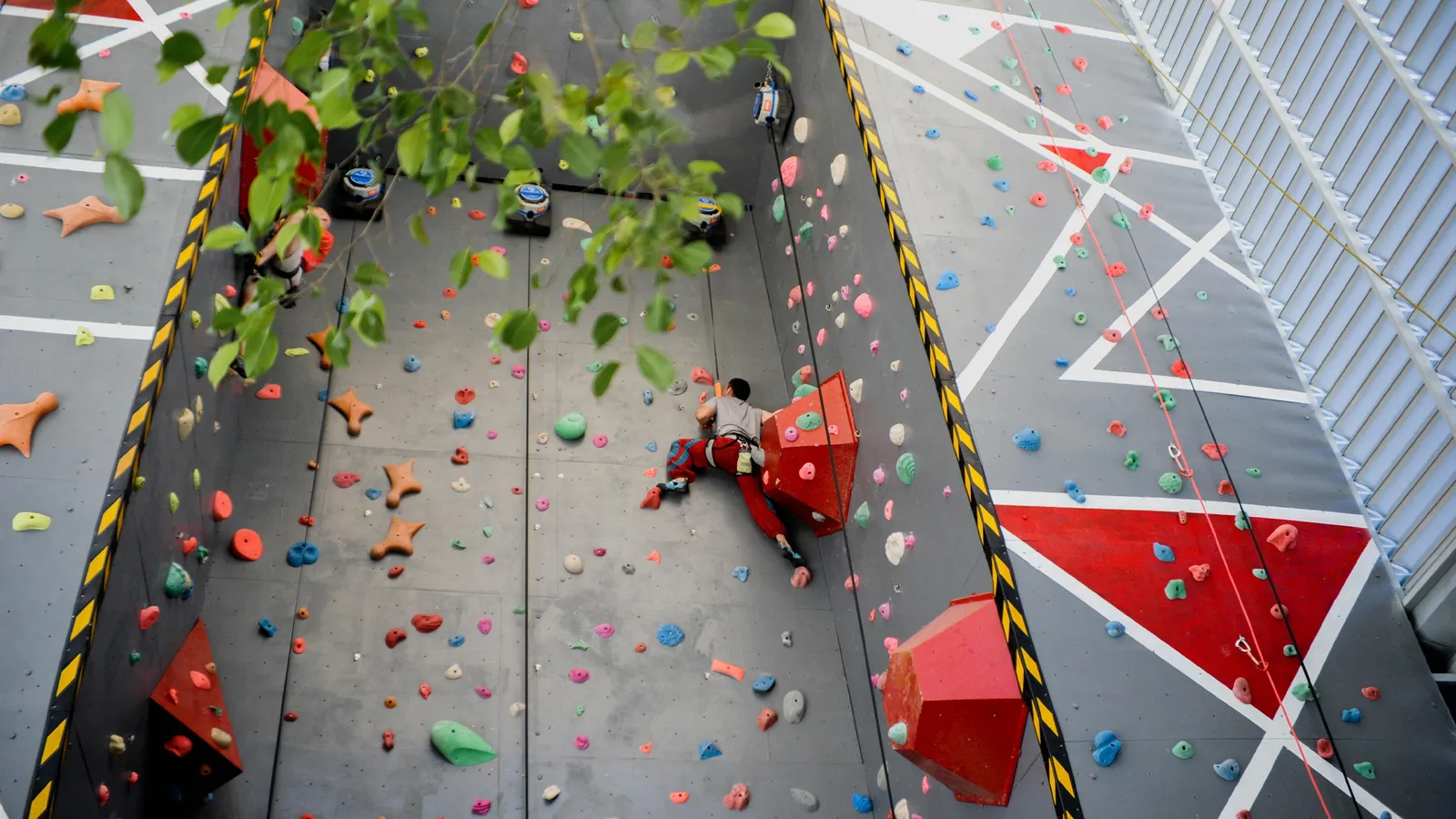 Tham gia leo núi và quyên góp từ thiện tại sự kiện Beyond Everest của Push Climbing