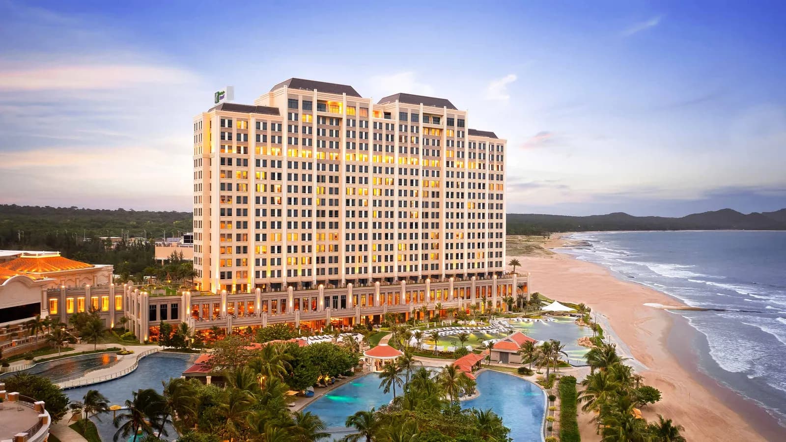 Holiday Inn Resort Ho Tram Beach đạt chứng nhận 5 sao danh giá