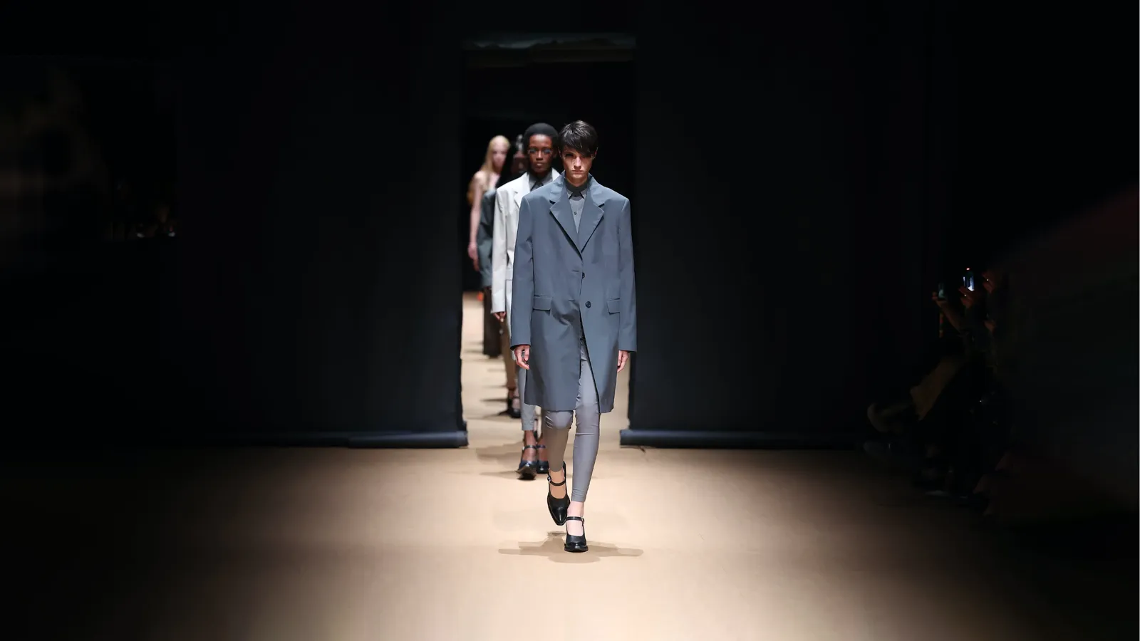 Prada Xuân Hè 2023: Những cái chạm vào vẻ đẹp thô sơ