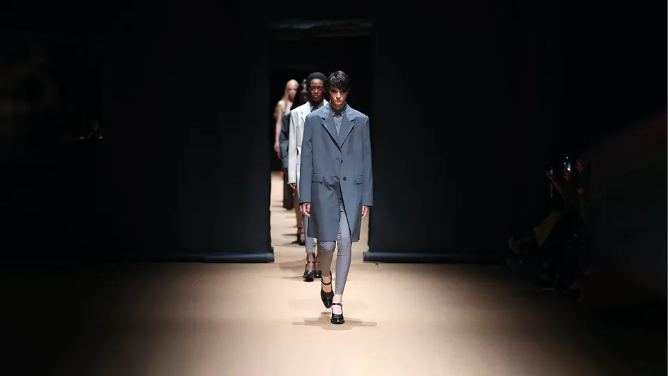 Prada Xuân Hè 2023: Những cái chạm vào vẻ đẹp thô sơ