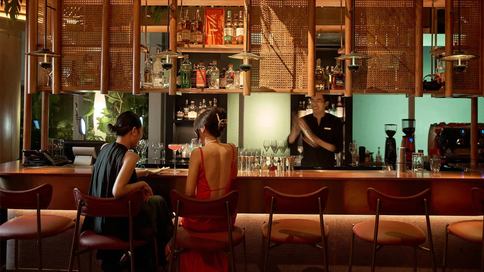 BAR SON chính thức khai trương với không gian nhiệt đới độc đáo 