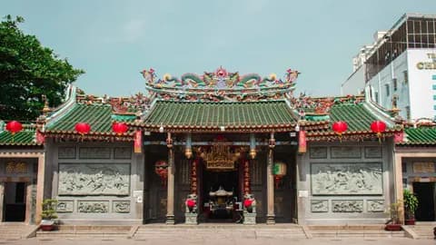 Chùm ảnh: Vãn cảnh chùa những ngày đầu năm mới