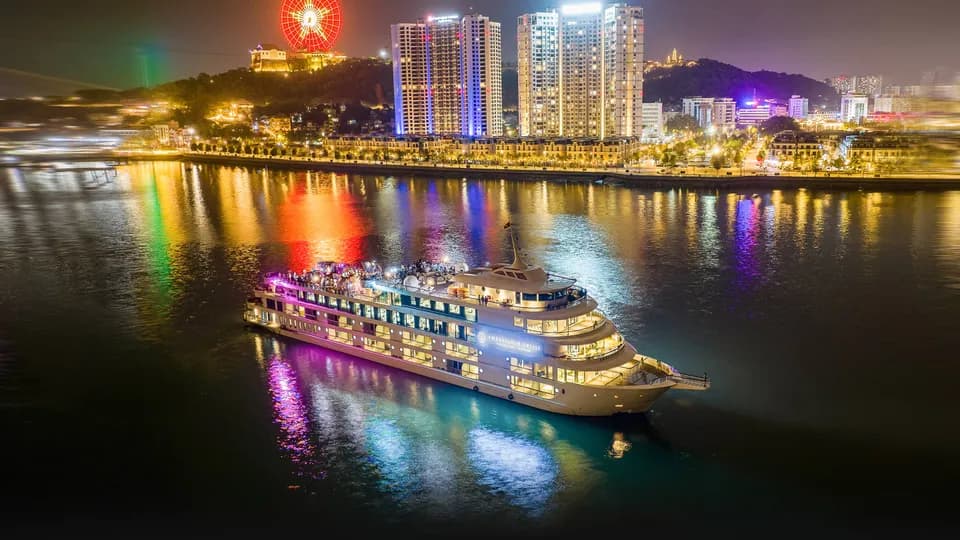 Du thuyền Ambassador Cruise II trên Vịnh Hạ Long sẵn sàng chào đón vị khách thứ 200.000