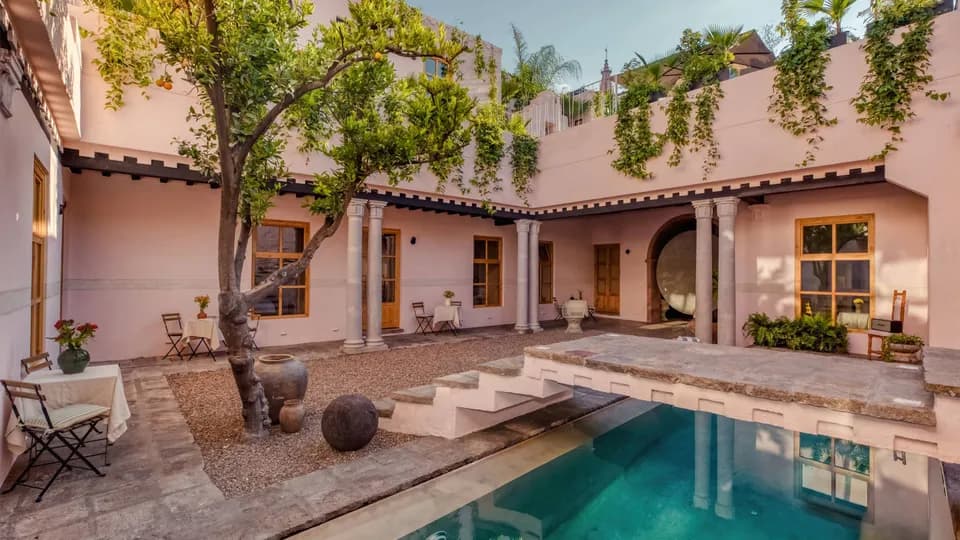 La Valise San Miguel: “Chiếc vali” siêu thực tại thành phố di sản