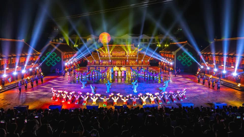 Tìm về văn hoá di sản Việt qua show diễn thực cảnh