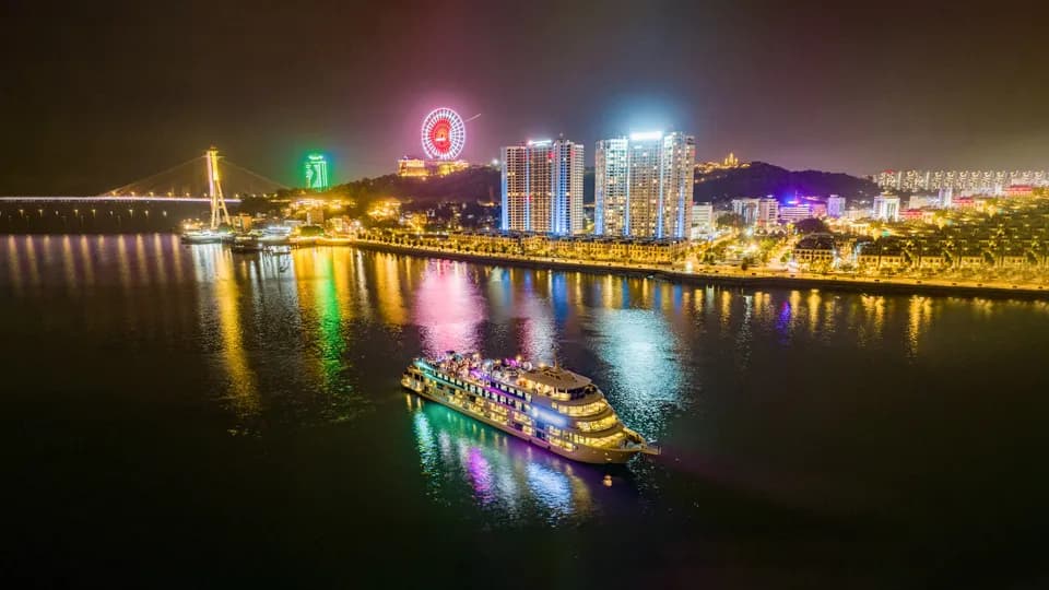 Đến Vịnh Hạ Long đón lễ hội trên du thuyền Ambassador Cruise II