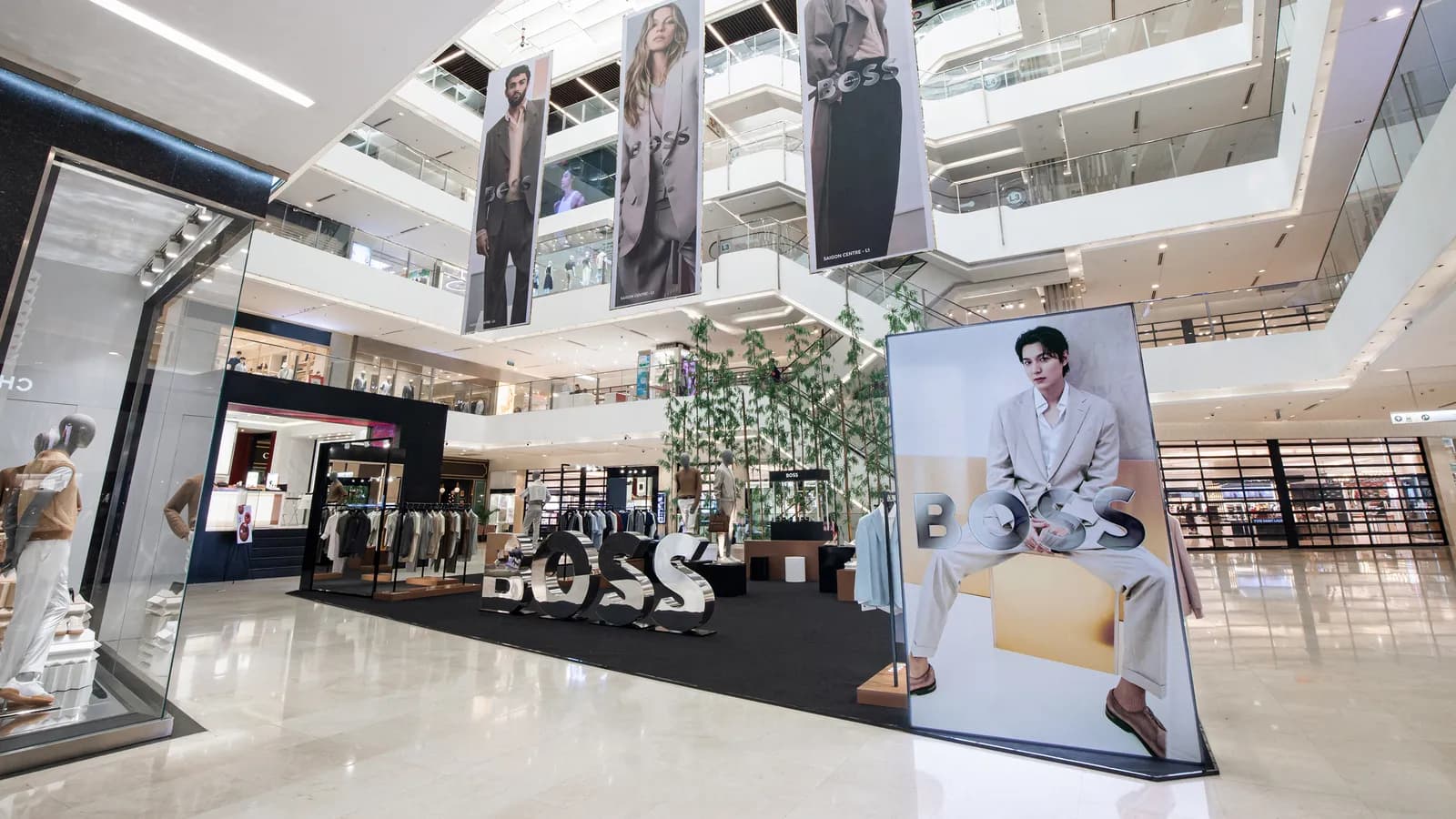 BOSS giới thiệu BST Xuân Hè 2024 tại Saigon Centre