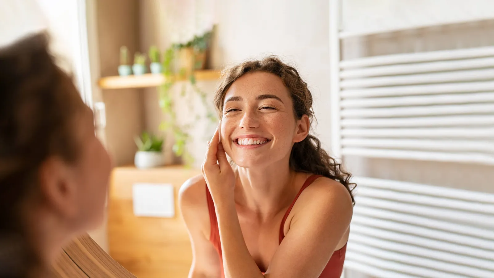 Dầu tẩy trang và nước tẩy trang: Bạn phù hợp với loại nào?
