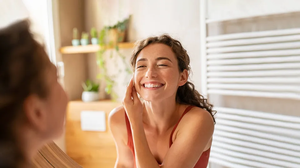 Dầu tẩy trang và nước tẩy trang: Bạn phù hợp với loại nào?