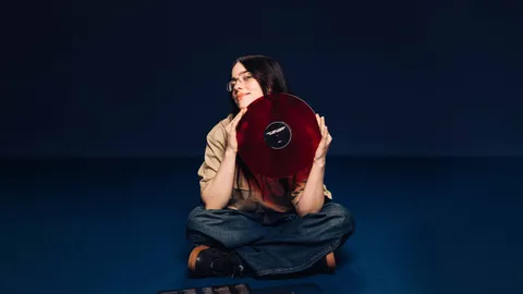 Một Billie Eilish sống động giữa âm nhạc và đời thực với album mới