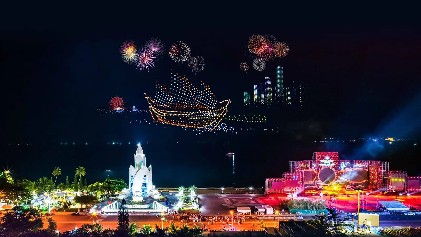 Thi trình diễn drone light đầu tiên trên thế giới tại Nha Trang