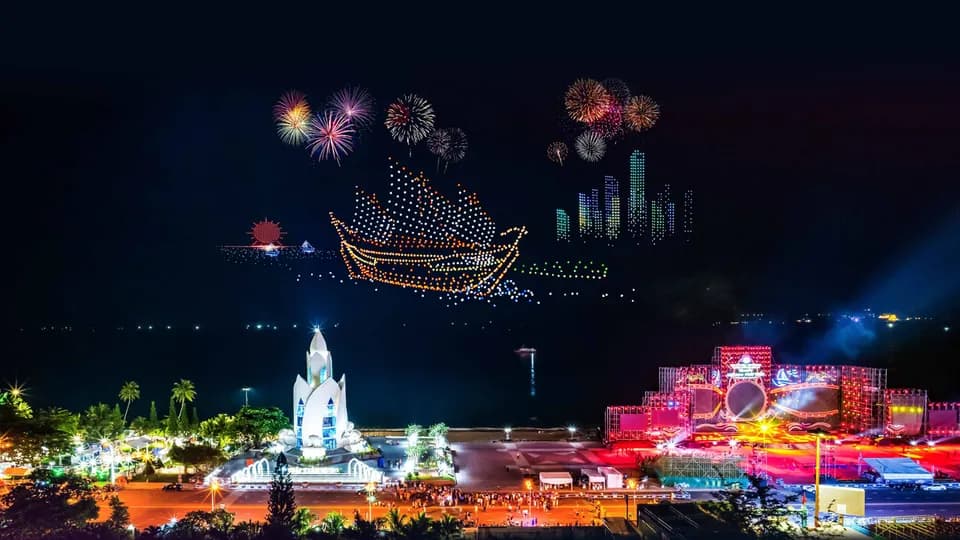 Thi trình diễn drone light đầu tiên trên thế giới tại Nha Trang
