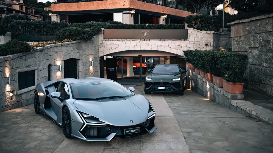 Lounge Porto Cervo: điểm hẹn của tín đồ Lamborghini tại đảo Sardinia mùa hè này