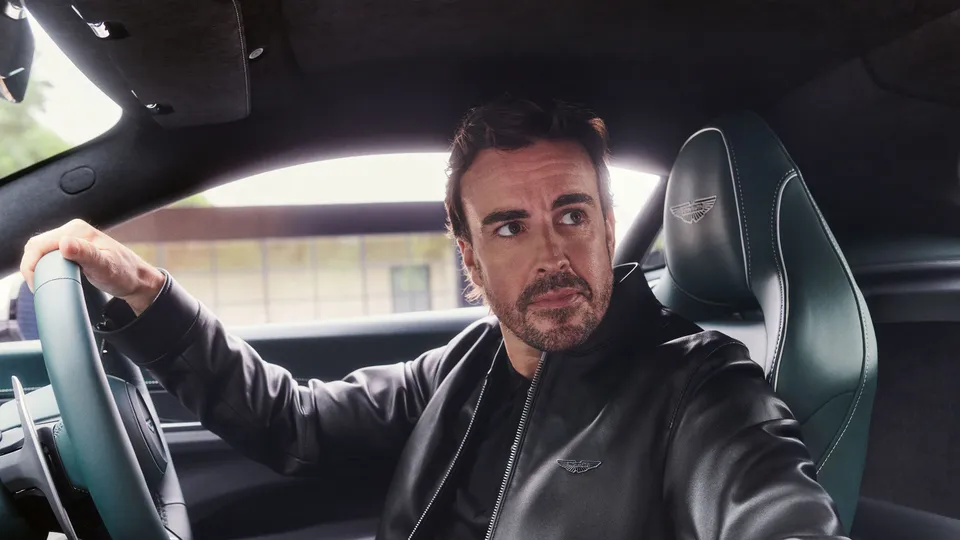BOSS x ASTON MARTIN: Fernando Alonso – khi “Vua tốc độ” trở thành biểu tượng thời trang