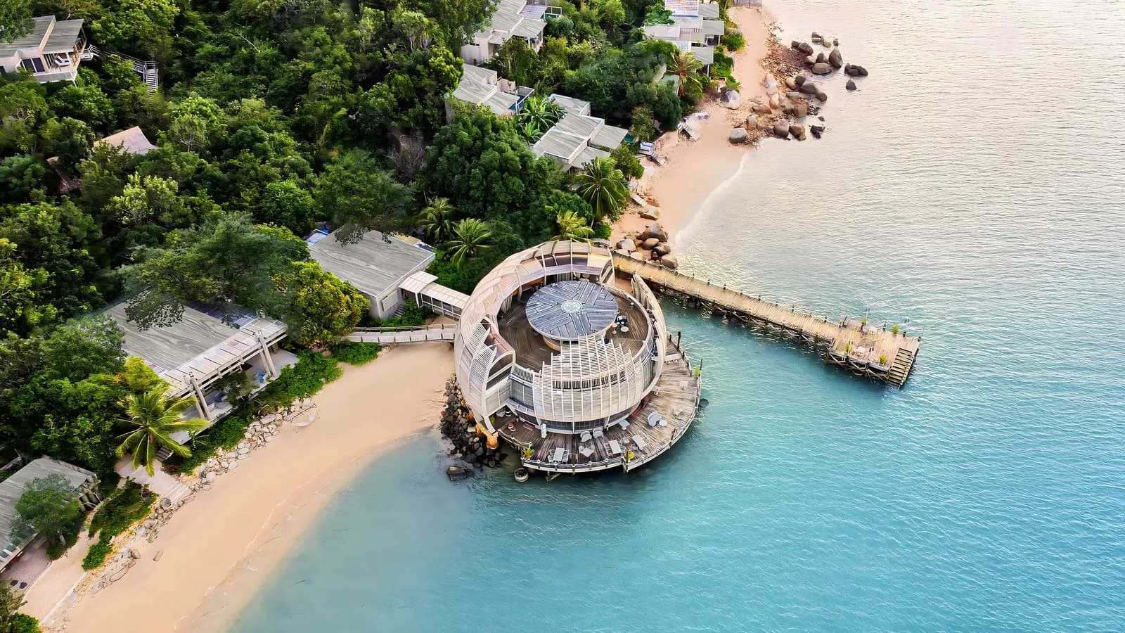 Gần Nha Trang có một vịnh biển đẹp đến ngỡ ngàng