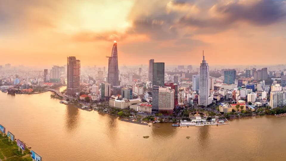 Xu hướng tăng trưởng thị trường bất động sản thương mại Hà Nội và Hồ Chí Minh năm 2025