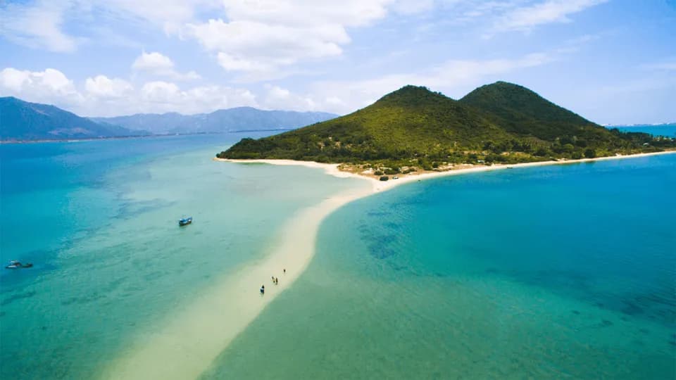 Nha Trang tăng cường kết nối quốc tế với hai đường bay mới của HK Express và Air Astana