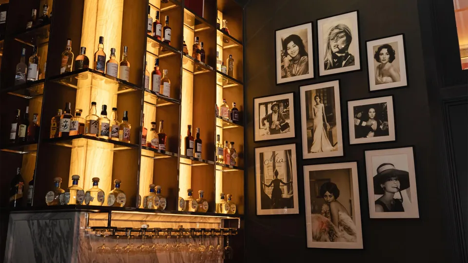 Những quán bar tôn vinh vẻ đẹp của người phụ nữ giữa lòng Sài Gòn