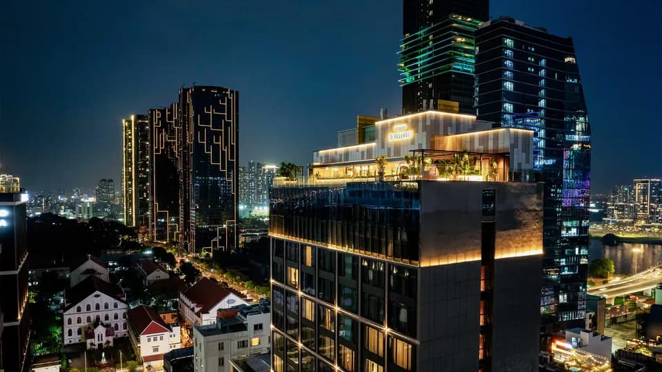 Nhịp sống hẻm sinh động qua từng góc nhỏ tại Hotel Indigo Saigon The City