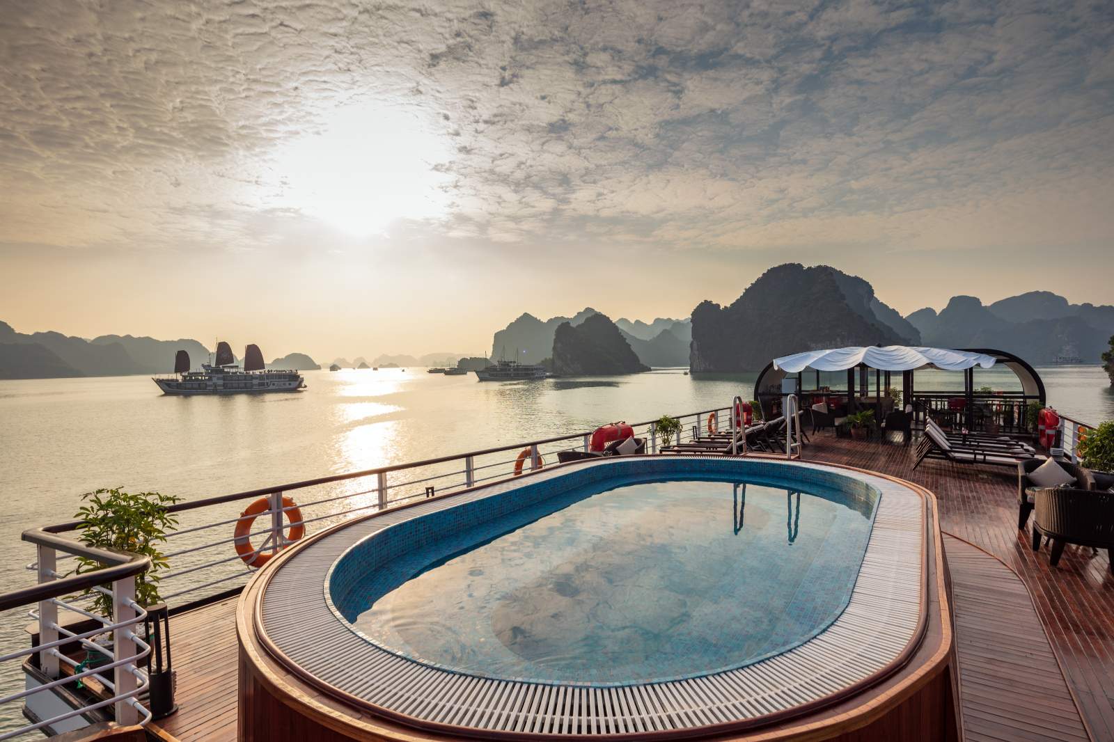 Du thuyền, Lan Hạ, 5 sao, Orchid Cruises, Orchid Premium Cruises, ưu đãi, wowweekend