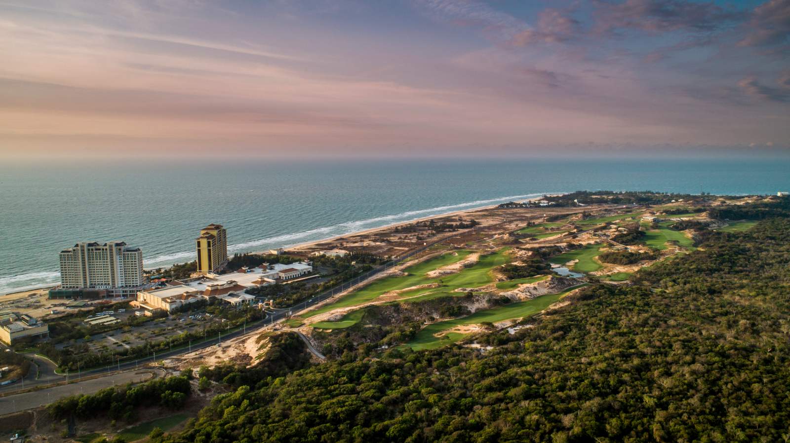 The Bluffs Ho Tram Strip, Sân gôn KN Golf Links Cam Ranh, Sân gôn The Dunes tại BRG Danang Golf Resort