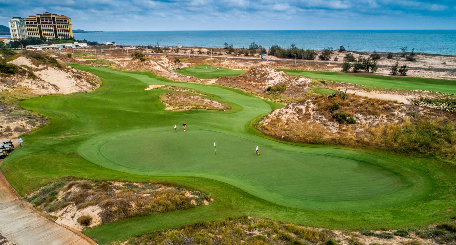 The Bluffs Ho Tram Strip, Sân gôn KN Golf Links Cam Ranh, Sân gôn The Dunes tại BRG Danang Golf Resort