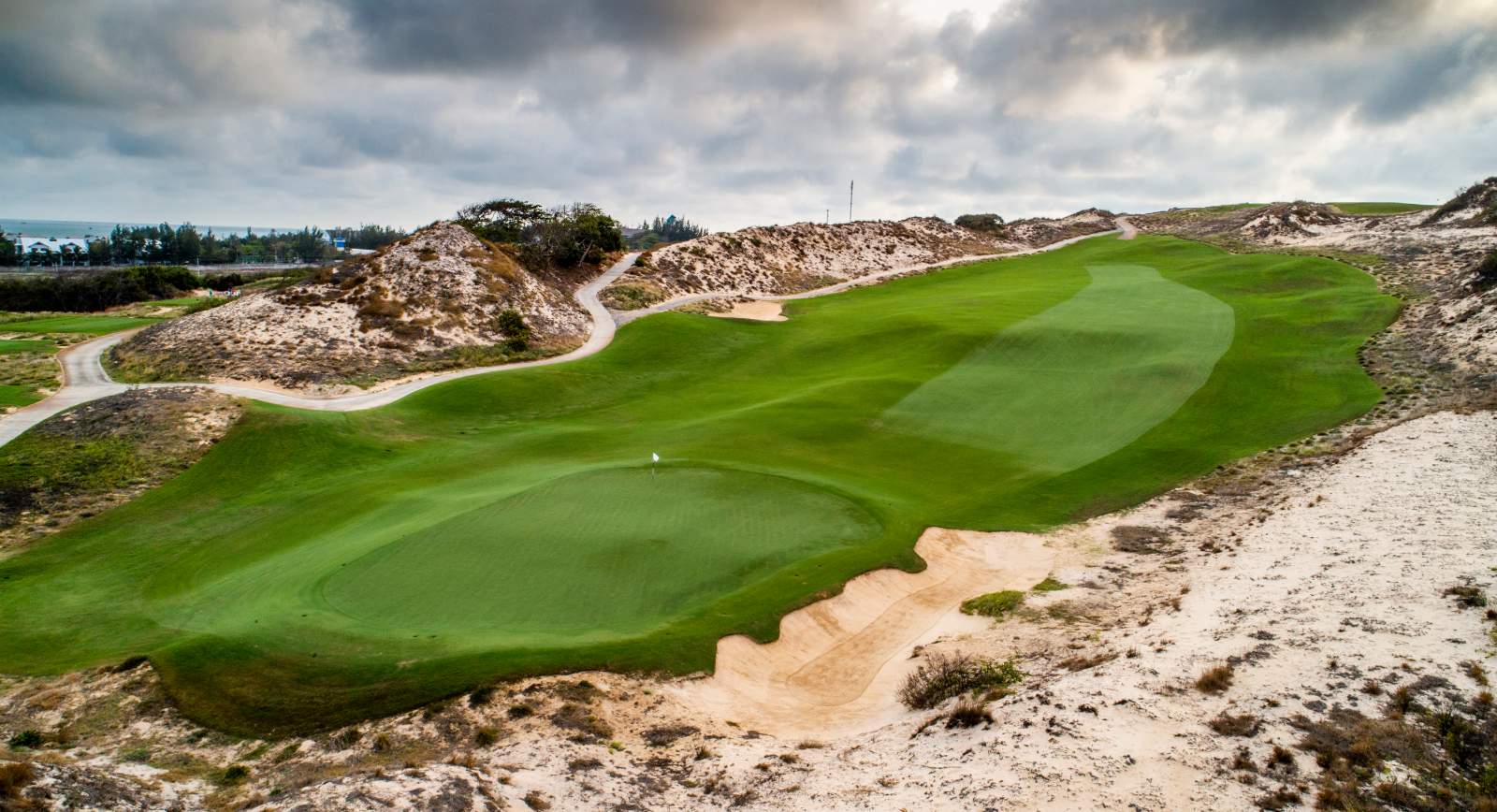 The Bluffs Ho Tram Strip, Sân gôn KN Golf Links Cam Ranh, Sân gôn The Dunes tại BRG Danang Golf Resort