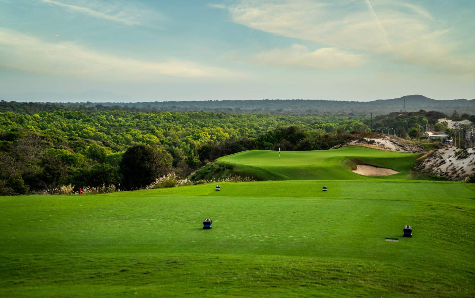 The Bluffs Ho Tram Strip, Sân gôn KN Golf Links Cam Ranh, Sân gôn The Dunes tại BRG Danang Golf Resort