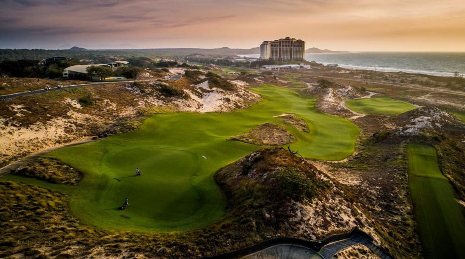 The Bluffs Ho Tram Strip, Sân gôn KN Golf Links Cam Ranh, Sân gôn The Dunes tại BRG Danang Golf Resort