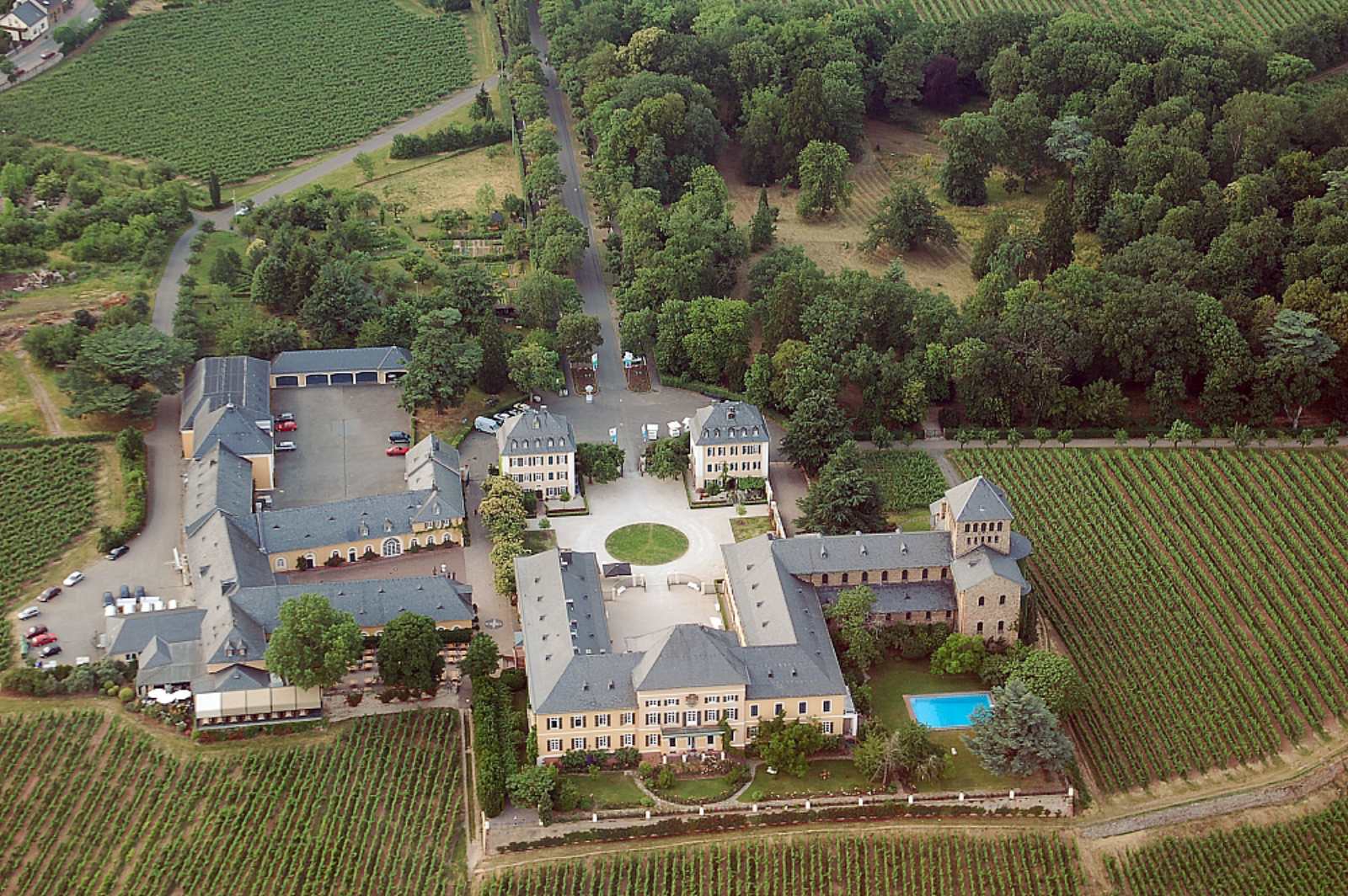 nha-may-ruou-vang-lau-doi-nhat-the-gioi-Schloss-Johannisberg