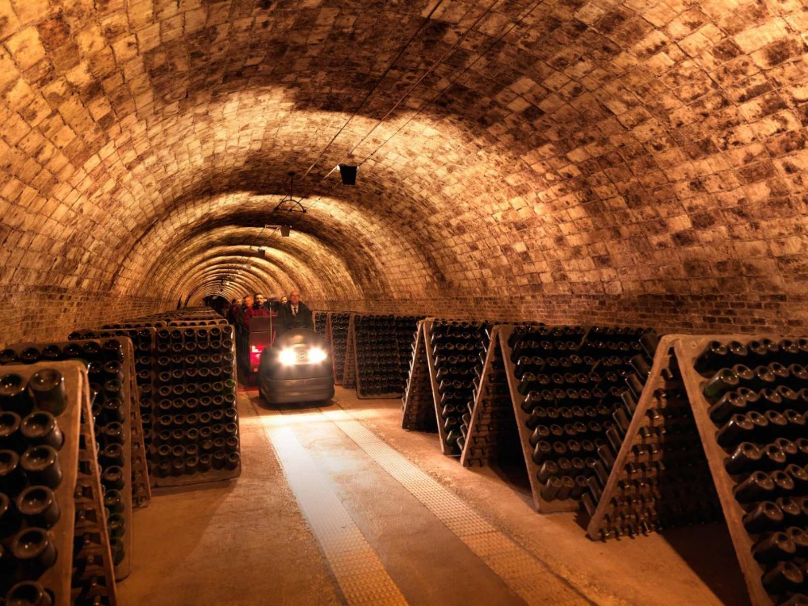 nha-may-ruou-vang-lau-doi-nhat-the-gioi-codorniu-winery-tours
