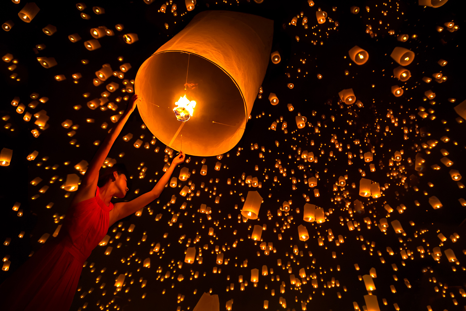 le-hoi-tha-den-troi-festival-chiang-mai-yi-peng