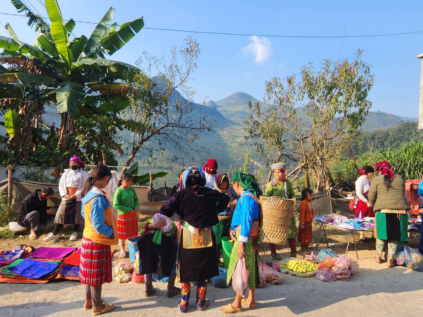 Chợ phiên Tây Bắc, mùa thu Tây Bắc, khám phá Tây Bắc, Chợ “tình” Sapa