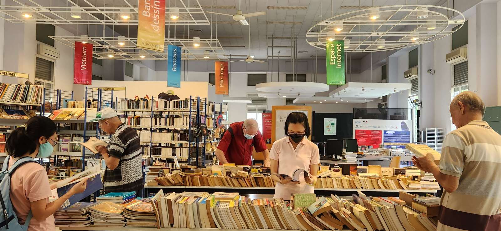 thư viện, không gian yên tĩnh, không gian đọc sách, sách hay