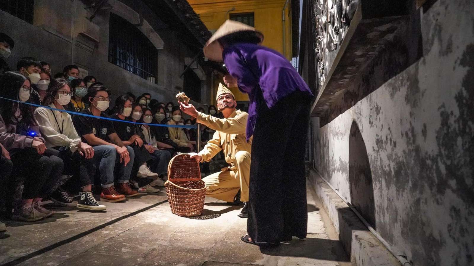 Tour đêm Hà Nội, du lịch Hà Nội, Văn Miếu Quốc Tử Giám, Nhà tù Hỏa Lò, Bảo tàng Văn học Việt Nam, Bảo tàng Phụ nữ Việt Nam