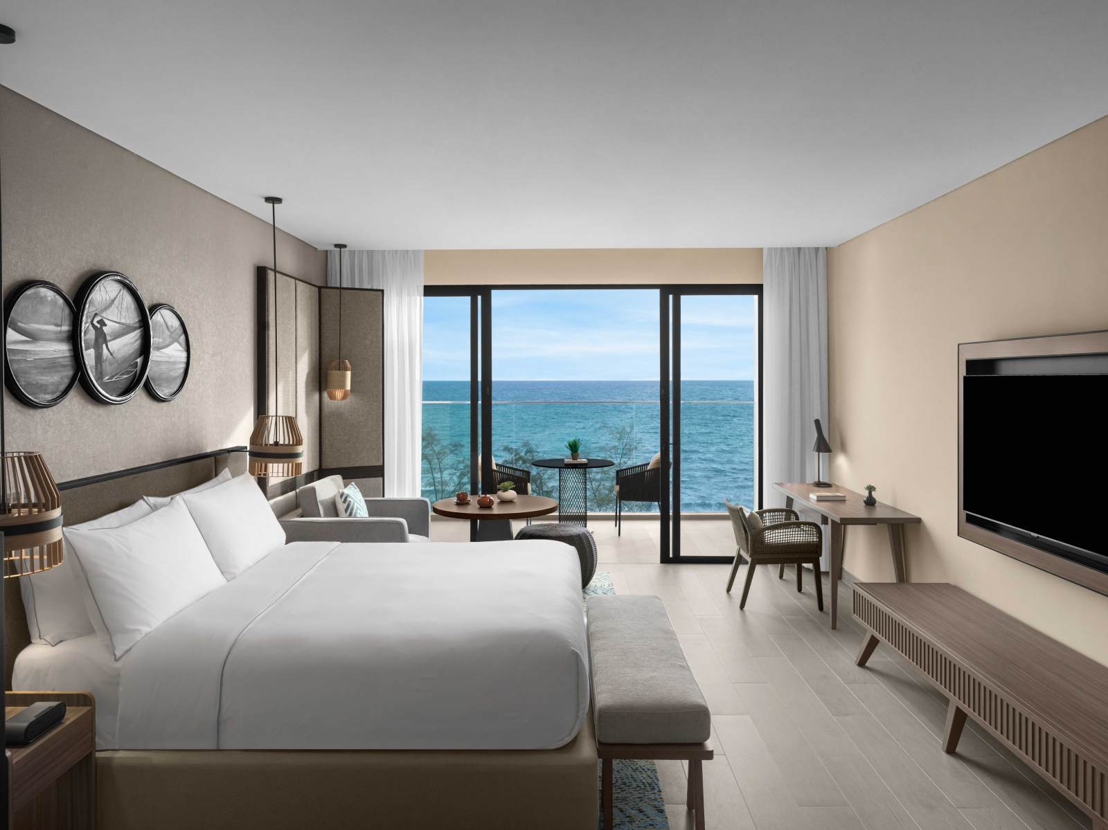 Khu-nghi-duong-5-sao-bai-dai-Crowne-Plaze-Phu-Quoc-Starbay-choi-golf
