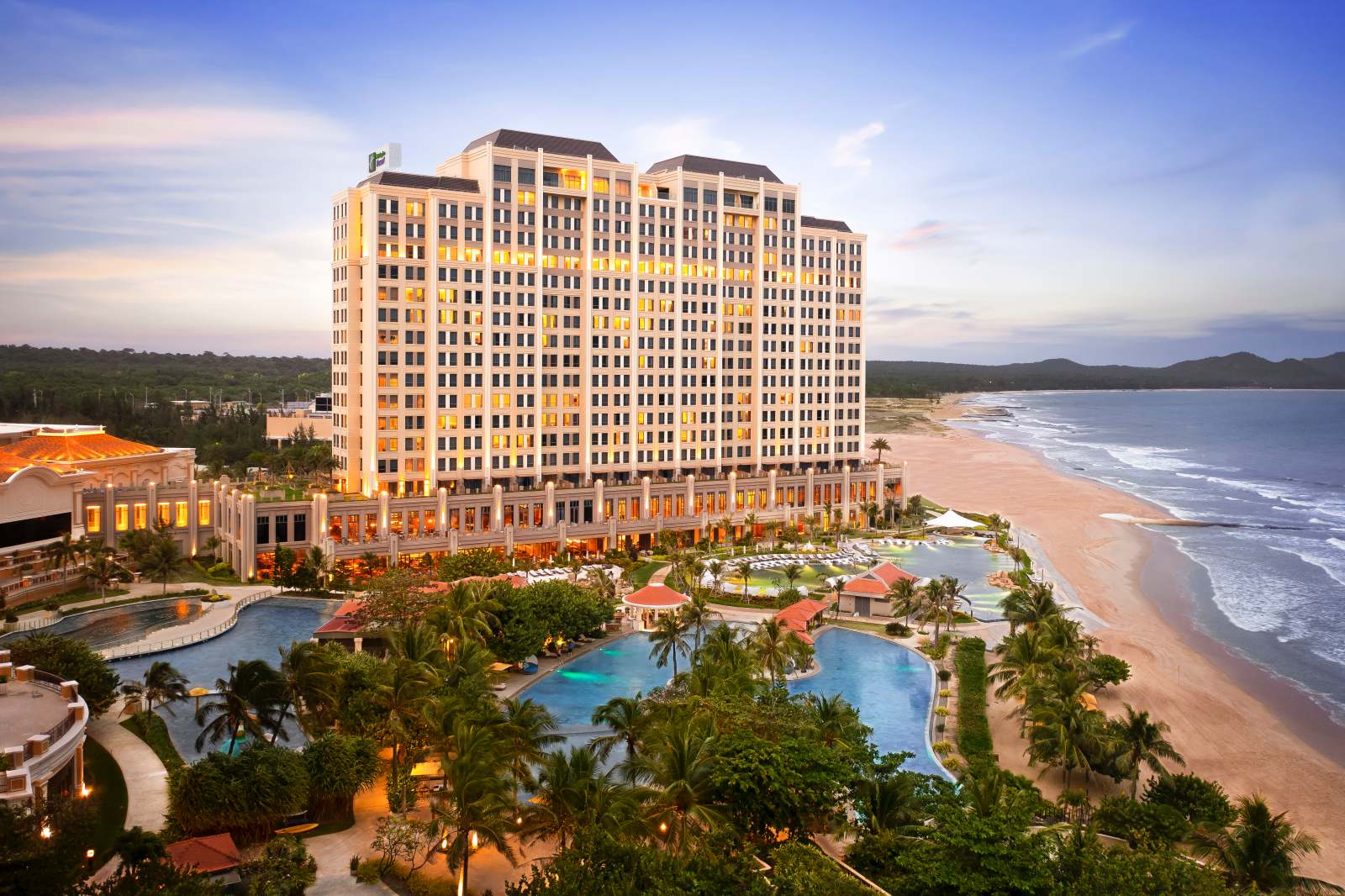WWK-holiday-inn-resort-ho-tram-beach-dat-chung-nhan-5-sao
