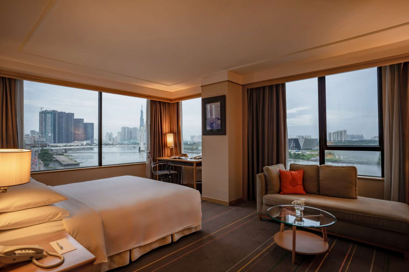 Renaissance Riverside Saigon, Marriott International, khách sạn năm sao, chương trình ưu đãi hè